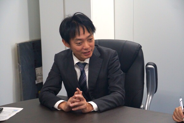 ZEFT R60YRとZEFT R60YQ