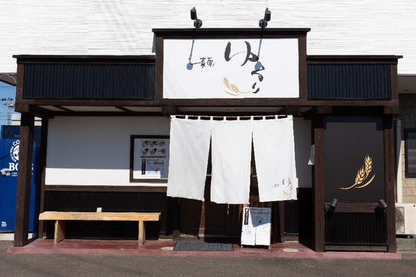 県道114号沿いの店。駐車場は敷地内に7台、裏手に14台