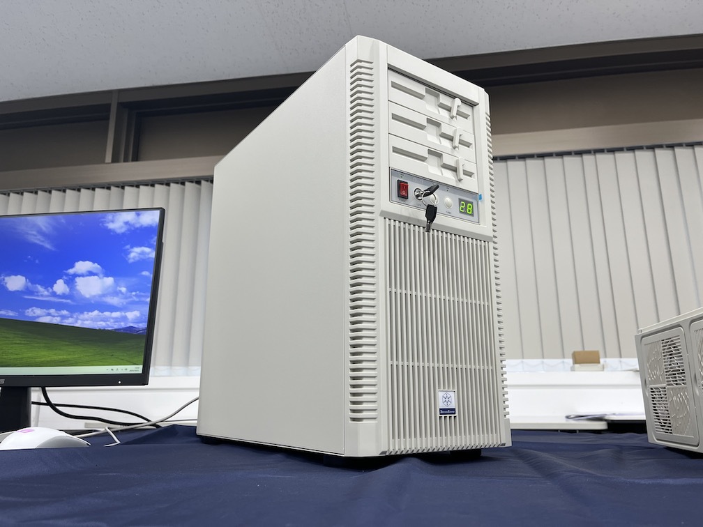 このレトロ、ただの懐古じゃない。中身はガチ仕様のPCケース「FLP02