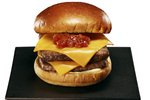 モスの「匠味」が17年ぶりに復活！黒毛和牛2枚の贅沢バーガー