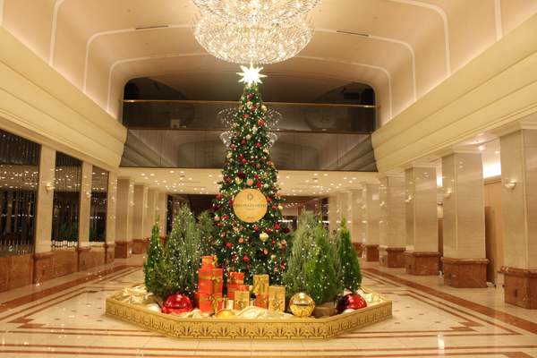 華やかな赤とゴールドのツリーで彩る京王プラザホテルのクリスマス