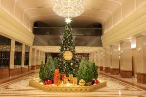 華やかな赤とゴールドのツリーで彩る京王プラザホテルのクリスマス