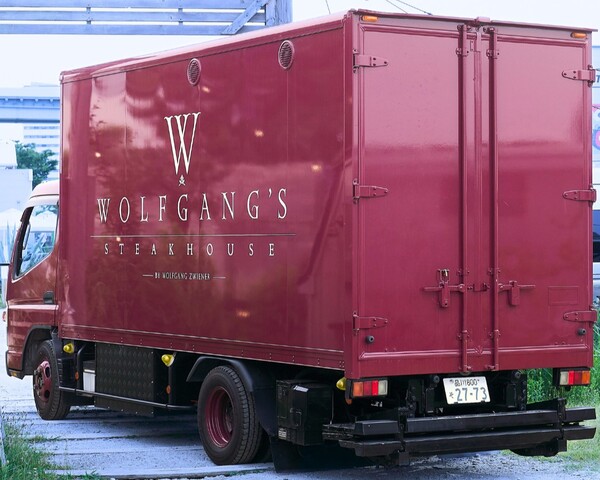 「ウルフギャング・ステーキハウス by ウルフギャング・ズウィナー」のキッチンカー