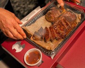 今年の丸の内イルミネーションは「きれいだね」に「美味しいね」 をプラス！ 900℃で焼き上げる熱々のステーキを片手に見られる特等席