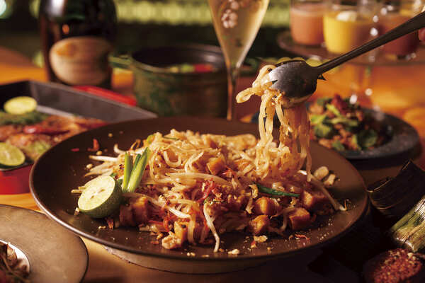 「マンゴツリー東京」の「タイの焼きそば(パッタイ)」