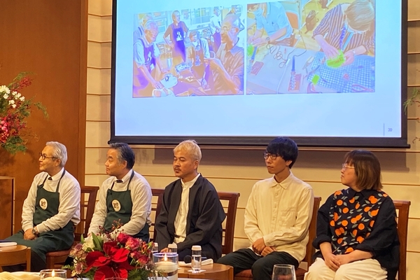 左から日本おもちゃ病院協会の佐藤徳一さん、高村国雄さん