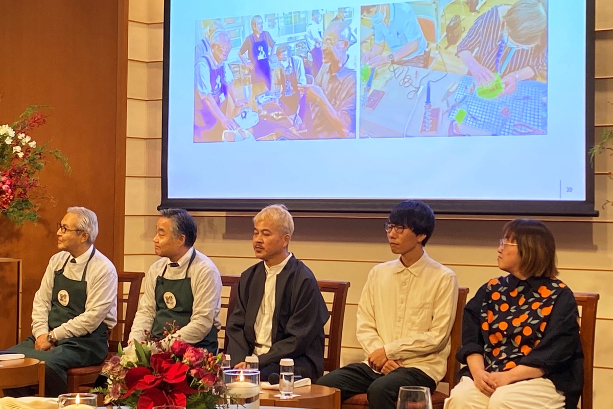 左から日本おもちゃ病院協会の佐藤徳一さん、高村国雄さん