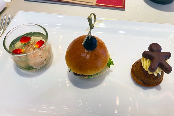 左から甘えびのマリネ、ロッシーニバーガー、ミカンとジンジャーブレッドのスパイスパウンドケーキ