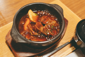 【丸の内ランチ史上最優良コスパ！】本格牛タンシチューランチが、おかわり自由の生卵＋ごはんに、コーヒーまで付いて1200円！