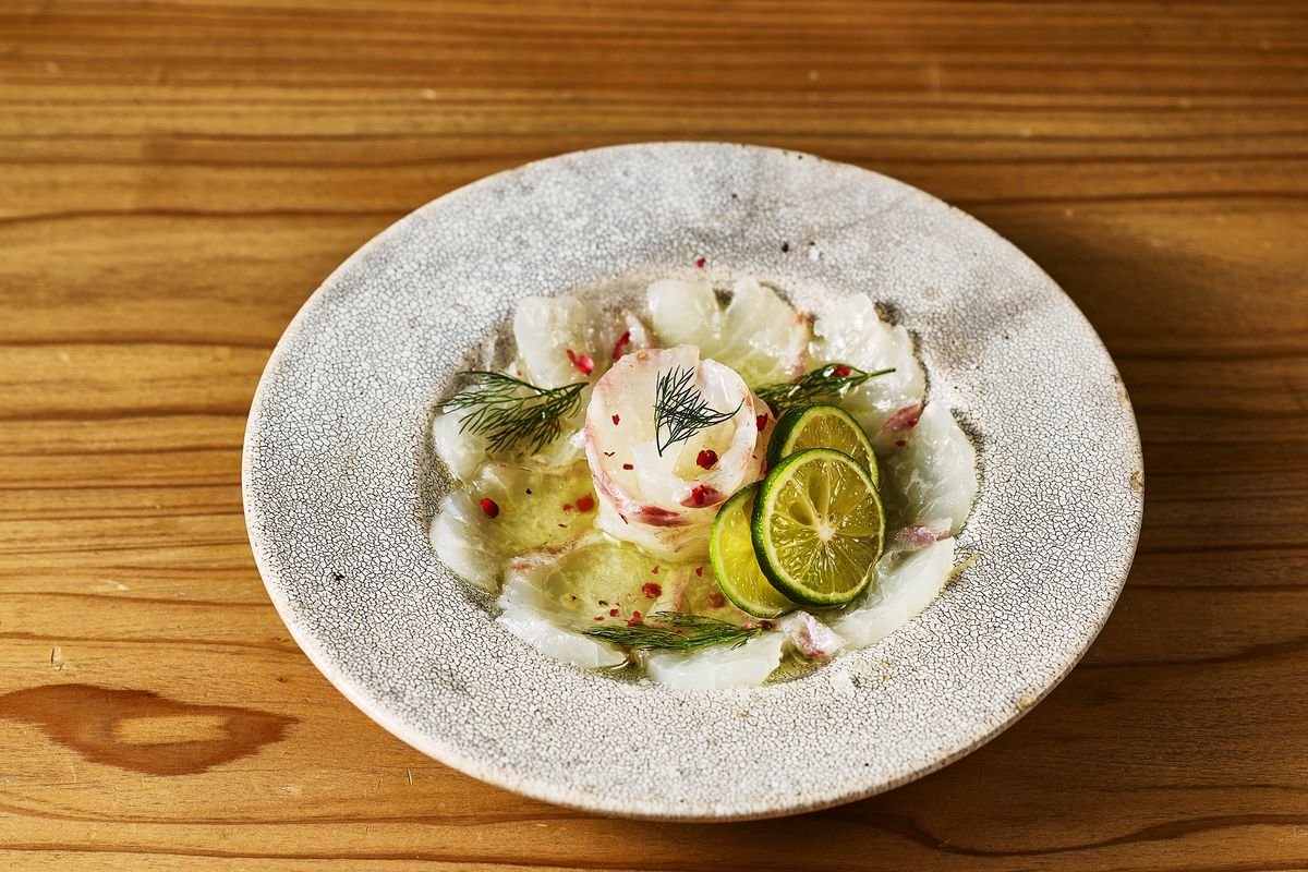 「Santé! Holiday Night in (marunouchi) HOUSE」で楽しめる「季節の鮮魚のカルパッチョ」