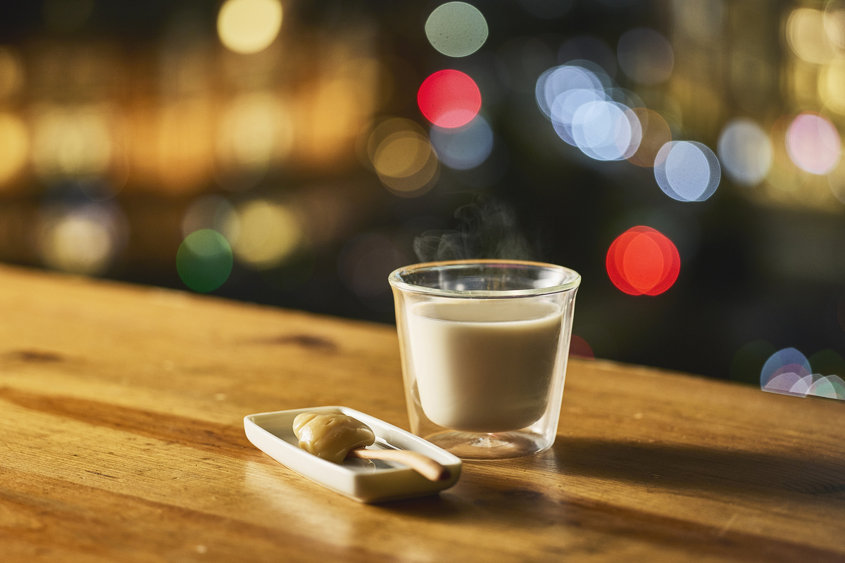 「Santé! Holiday Night in (marunouchi) HOUSE」で楽しめる「キャラメルブランデーみるくティー」
