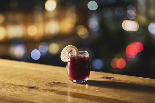 「Santé! Holiday Night in (marunouchi) HOUSE」で楽しめる「ホットサングリア」