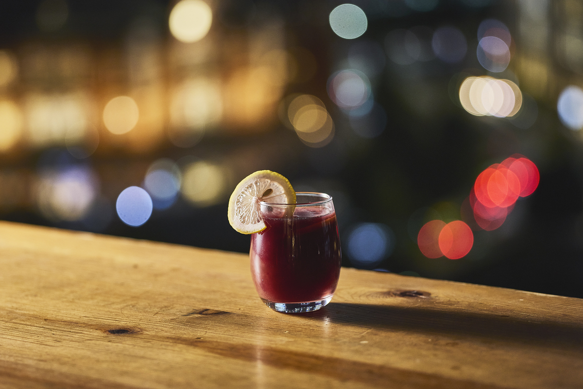 「Santé! Holiday Night in (marunouchi) HOUSE」で楽しめる「ホットサングリア」