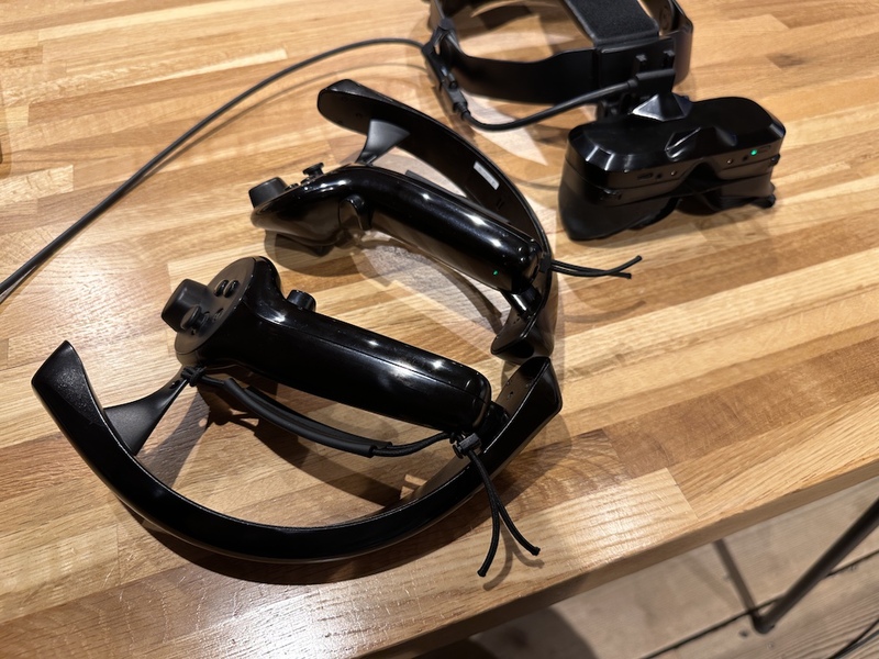 顔圧ほぼゼロ、重量はAppleの1/4、寝転がってのVRすら快適な「MeganeX
