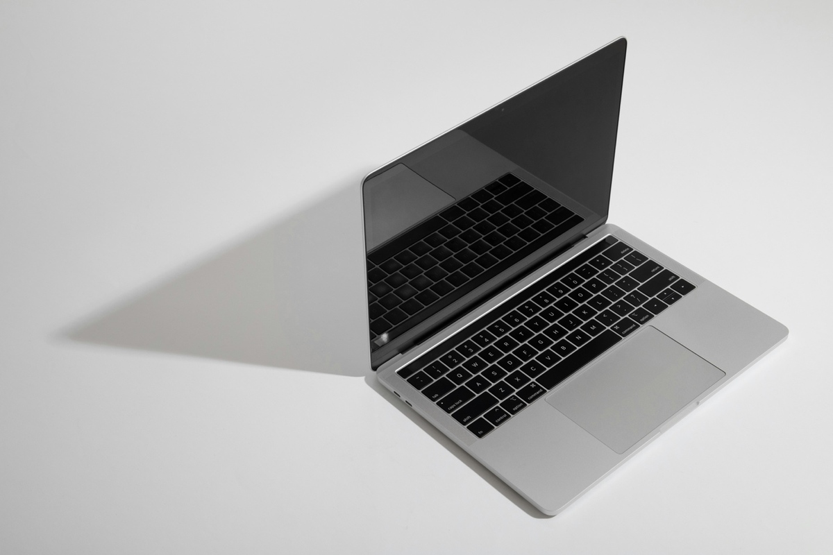 ASCII.jp：10万円前後のMacBook その存在は“ワクワク”か、“退屈”か (1/5)