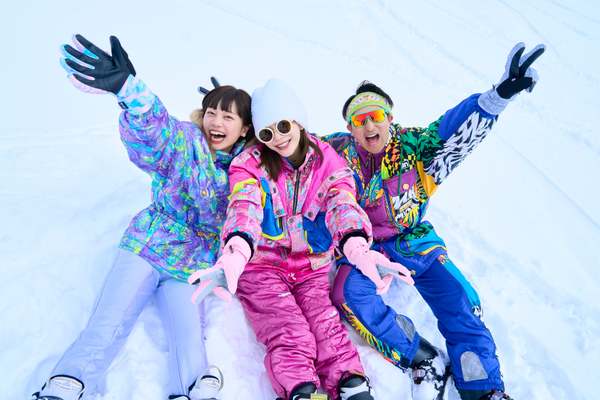 私をスキーに連れてって！ポップなウェアでスノートリップを楽しむ
