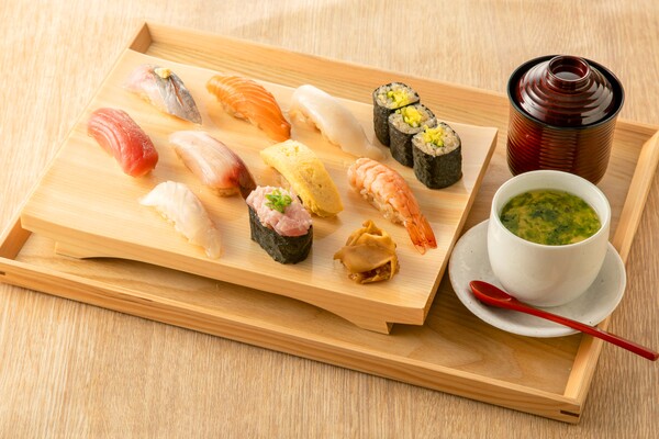 「鮨と酒日和 ととうお」のランチ「並にぎり 9貫＋巻物 (茶碗蒸し風しじみ雑炊、味噌汁付き) 」