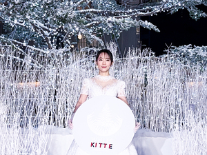 本物の巨大モミの木（13メートル！）に光の妖精（吉岡里帆！）が降臨　KITTEでホワイト過ぎるクリスマスツリー点灯式