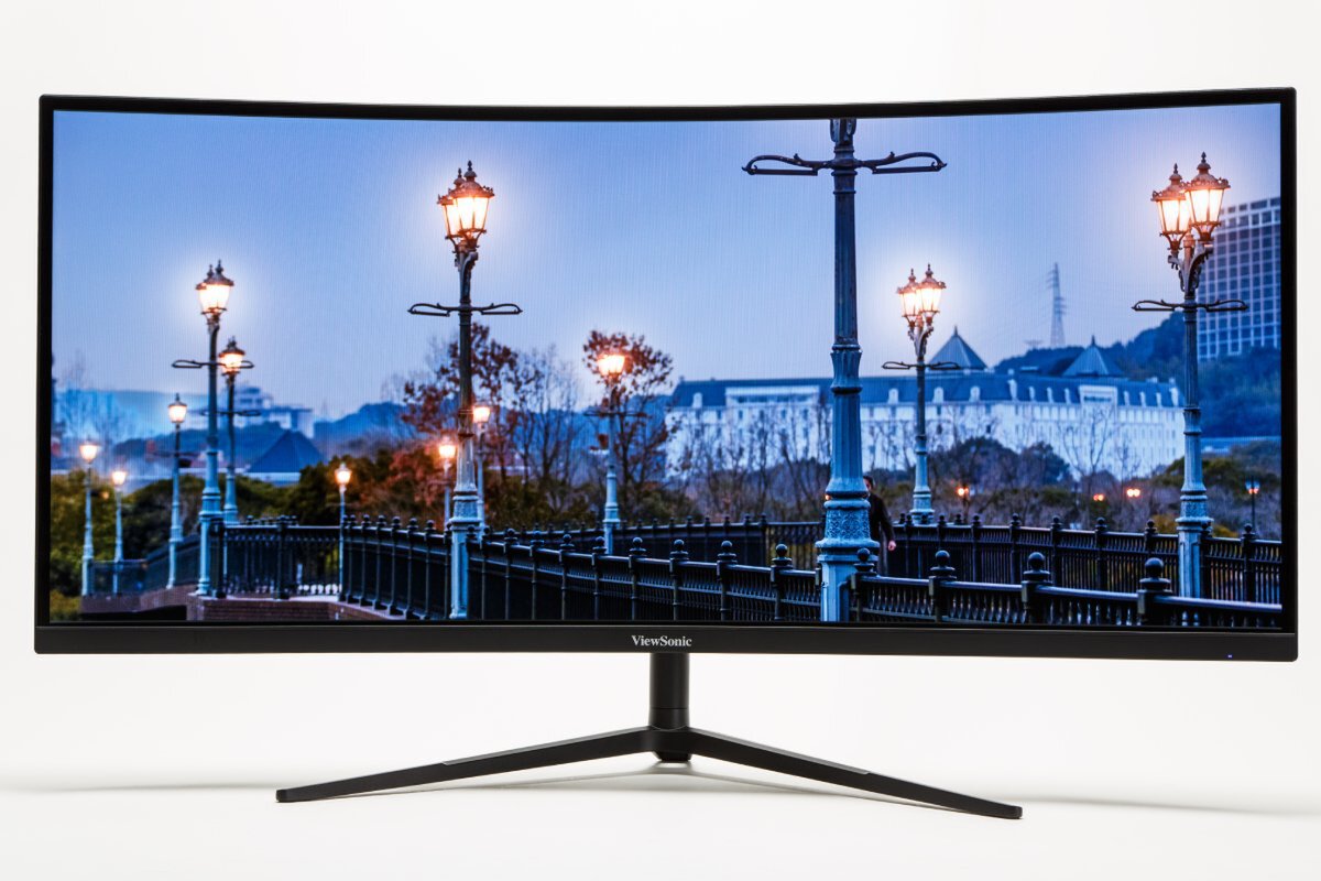 34型＋ウルトラワイド＋湾曲でゲームに仕事に没頭できる！ 湾曲型