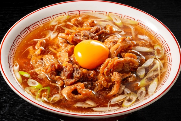 寒さで旨味増す山形県産「親鳥」を甘辛ダレで煮込んでオン！ 新庄市「新旬屋 本店」が放つ鶏ずくめの中華そば