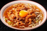 寒さで旨味増す山形県産「親鳥」を甘辛ダレで煮込んでオン！ 新庄市「新旬屋 本店」が放つ鶏ずくめの中華そば