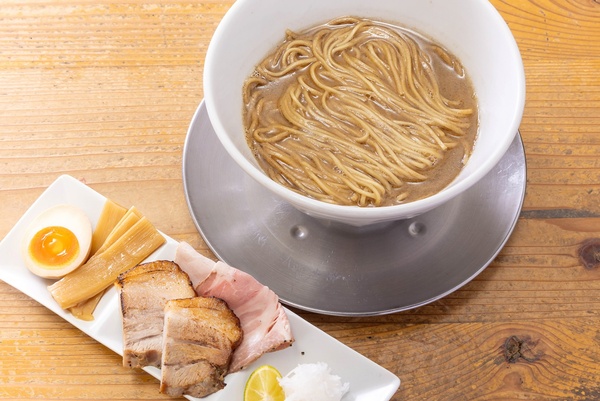 サンマを丸ごと使って香ばしさ＆旨味MAX！ 静岡の名店「らぁ麺 めん奏心」渾身の絶品麺