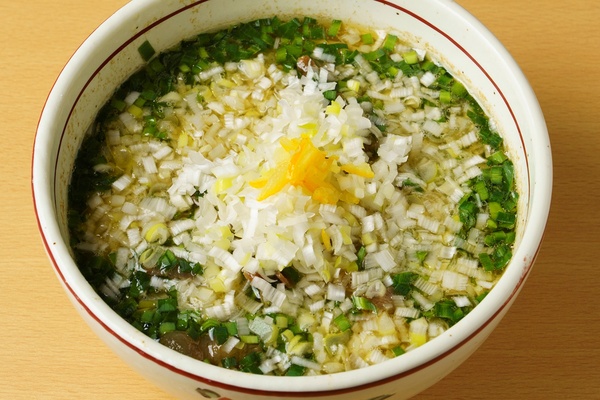 雪のように覆われたネギがシャキシャキ♪ 福島県「自家製麺 まつお」考案のシン・ネギラーメン