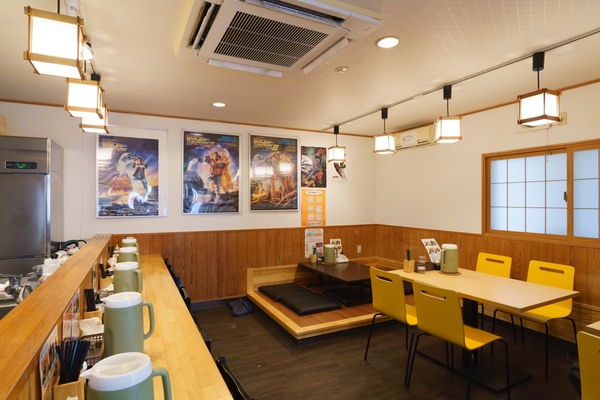 本間店主が大好きな映画のポスターなどが貼られた居心地のよい店内