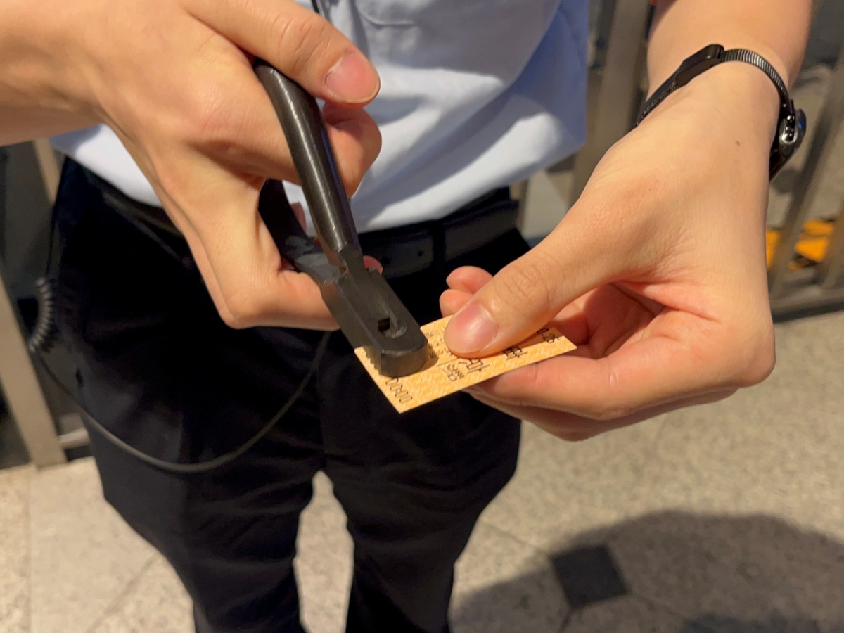 ハサミで入場券に切れ込みを入れてもらう