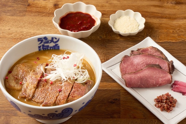 デミグラス豚骨スープをラズベリーソースで味変♪ 福岡の人気店「海鳴食堂」が放つ進化系豚骨ラーメン