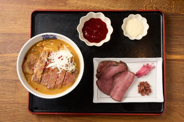 「ベリーデミとんこつラーメン」(1800円)