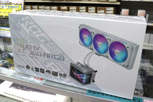 巨大3D広告のような立体アニメがPC内部でおどる。曲面ディスプレー搭載のASUSハイエンド水冷CPUクーラーに白色モデルが登場：PCワンズ