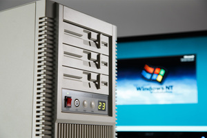 この「レトロ風」は信用できる　当時を知るライターが90年代っぽいPCケース「FLP02」に悶える