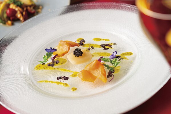 「マンゴツリー東京」の「“ホイ チェ― ナンプラー” ホタテと赤貝のカルパッチョ」