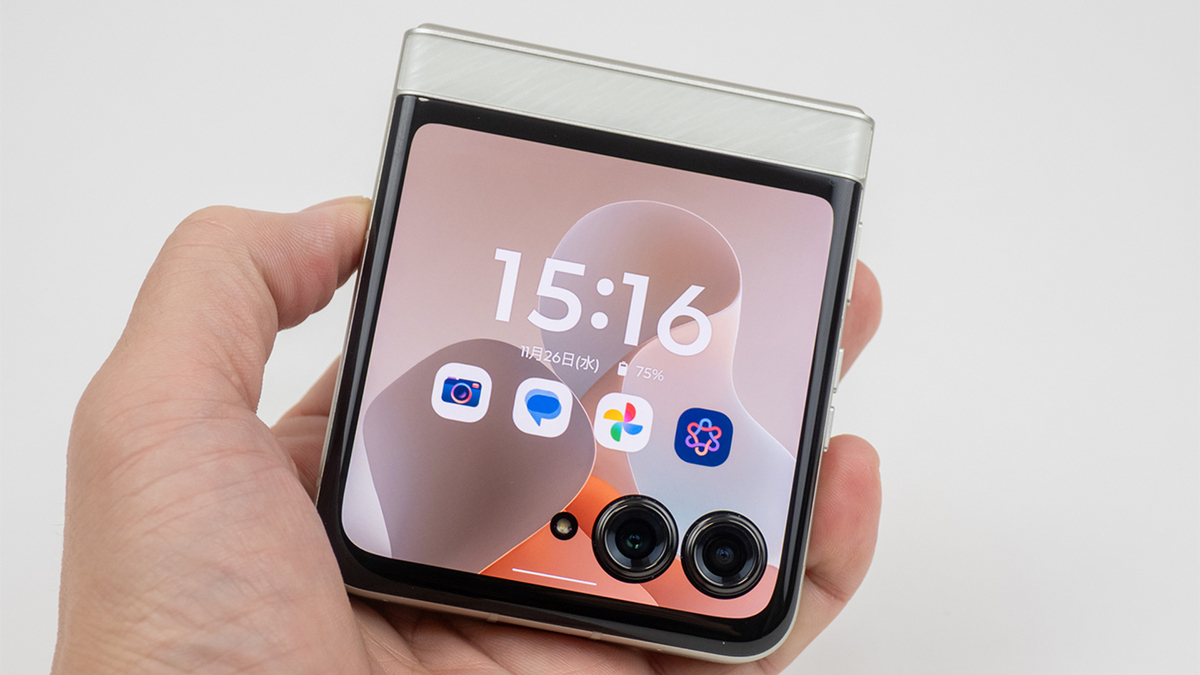 ASCII.jp：手のひらサイズでサッと開く！モトローラ「razr 60」を使っ