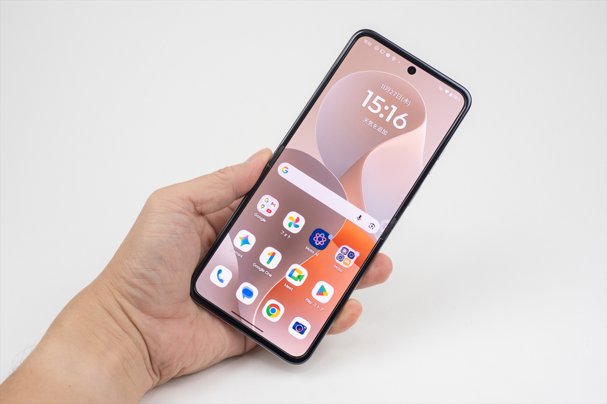 手のひらサイズでサッと開く!モトローラ「razr 60」を使って感じた驚きの軽さと操作感