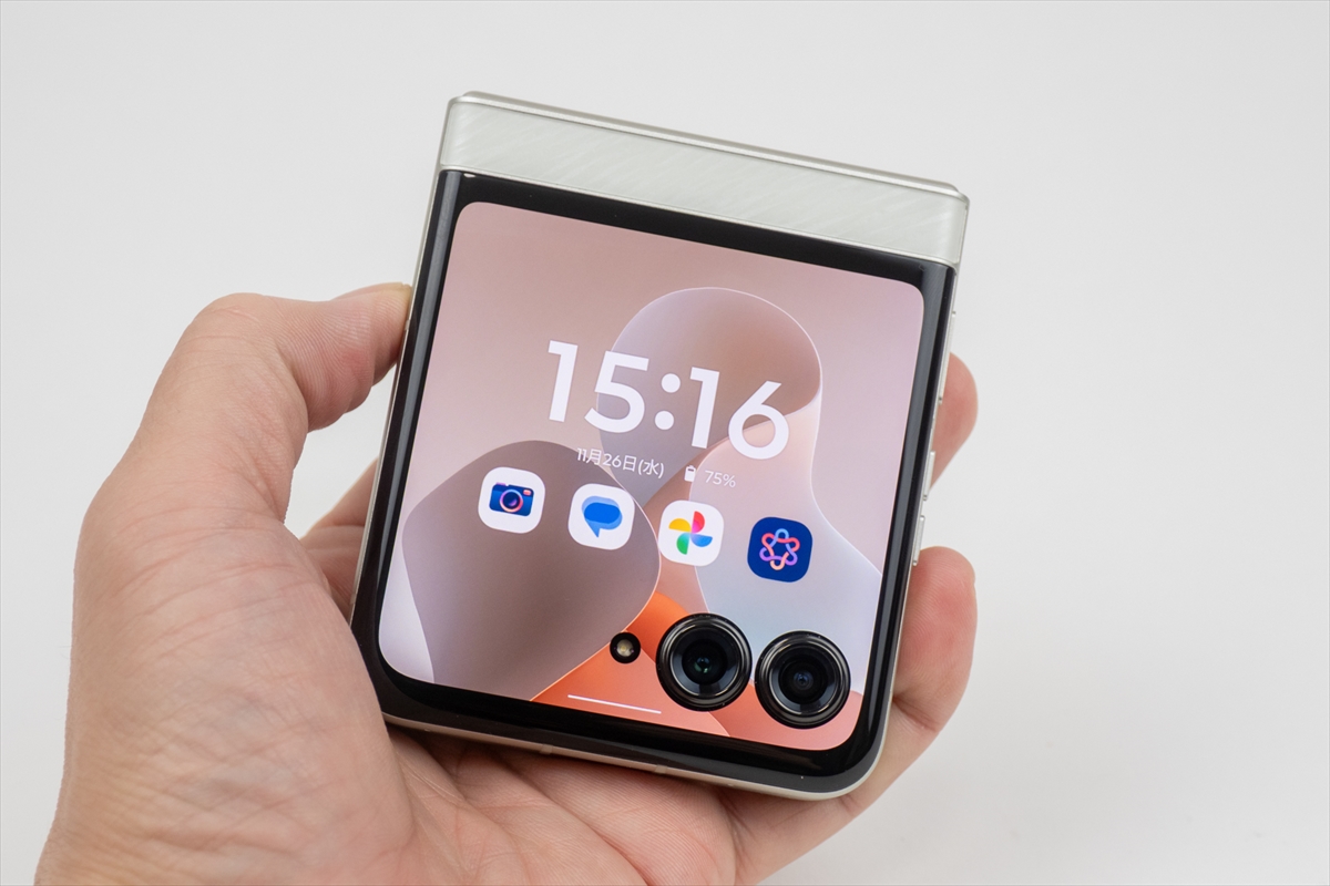 手のひらサイズでサッと開く！モトローラ「razr 60」を使って感じた驚きの軽さと操作感
