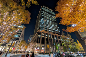 丸の内を歩くのはなぜ気持ちいい？ 皇居前の特等席「丸の内二重橋ビル」が守り抜いた“100尺の美学”