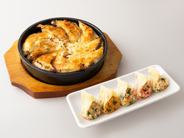 「有楽町GYOZA待合室」の「3種の選べる鉄板餃子」