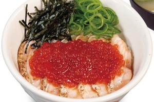 松屋の海鮮丼「いくら」が復活！ 今年は「炙りサーモンいくら丼」も
