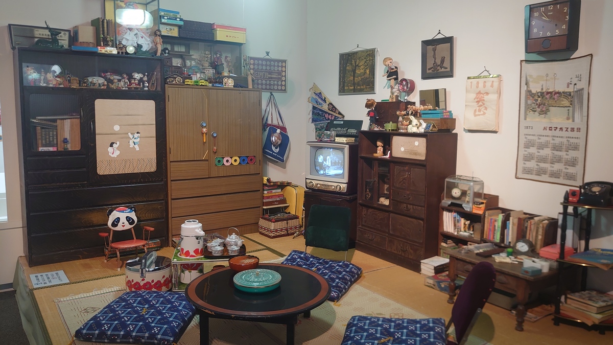 「OTEMACHI タイムスリップ 2025 -昔懐かしいあの頃へ-」の昭和の部屋風フォトスポット