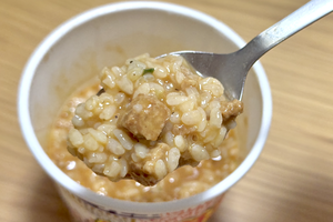 日清食品さん、ごめんなさい。自分は「完全メシ 謎肉丼」を“完全メシじゃありませんでした〜！”というドッキリだと思っています