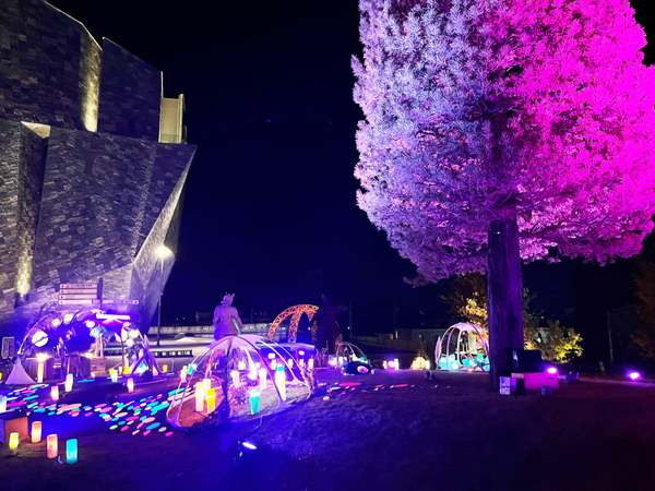 光とアートで1年を振り返る「ところざわサクラタウン冬のライトアップ2025-2026」【関越自動車道 所沢ICから約11km】