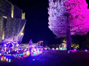 光とアートで1年を振り返る「ところざわサクラタウン冬のライトアップ2025-2026」【関越自動車道 所沢ICから約11km】