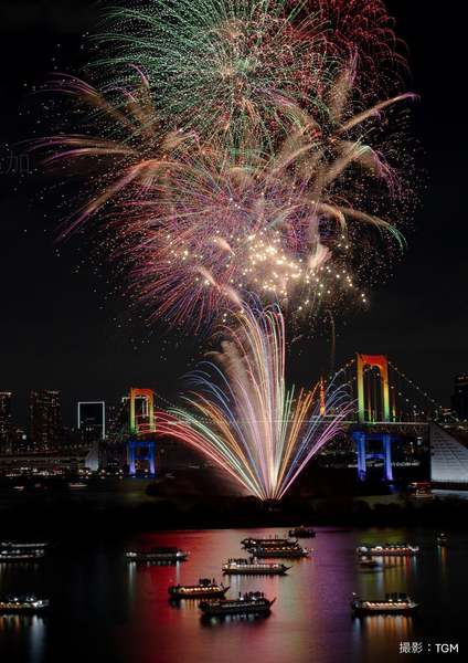 12月のお台場はイルミネーションと花火で地上も夜空もキラキラ！