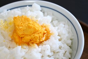 これが噂の「うにバター」ごはん！ のせるだけ簡単、背徳のジュワみが爆発