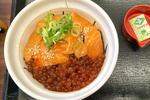 松屋となか卯で海鮮バトル!? 「サーモンいくら丼」軍配は……