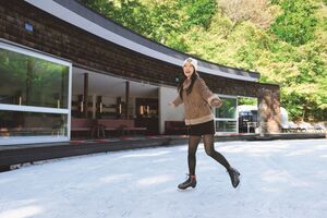 森の中のスケートリンク＆イチゴ狩り 冬の軽井沢をアクティブに過ごす