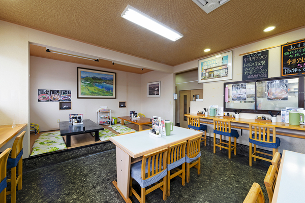 キッズ用の食器や座敷席も用意し、子ども連れにも配慮。飯類とのセットなどボリュームたっぷりのメニューも人気
