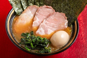 豚骨を贅沢に使用したドスッとくる濃厚スープがたまらない！ 茨城で愛される「家系ラーメン 熊田家」 